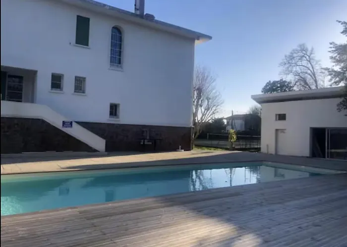 2 Bleue - Wifi - Proche Gare بيت ضيافة 3*